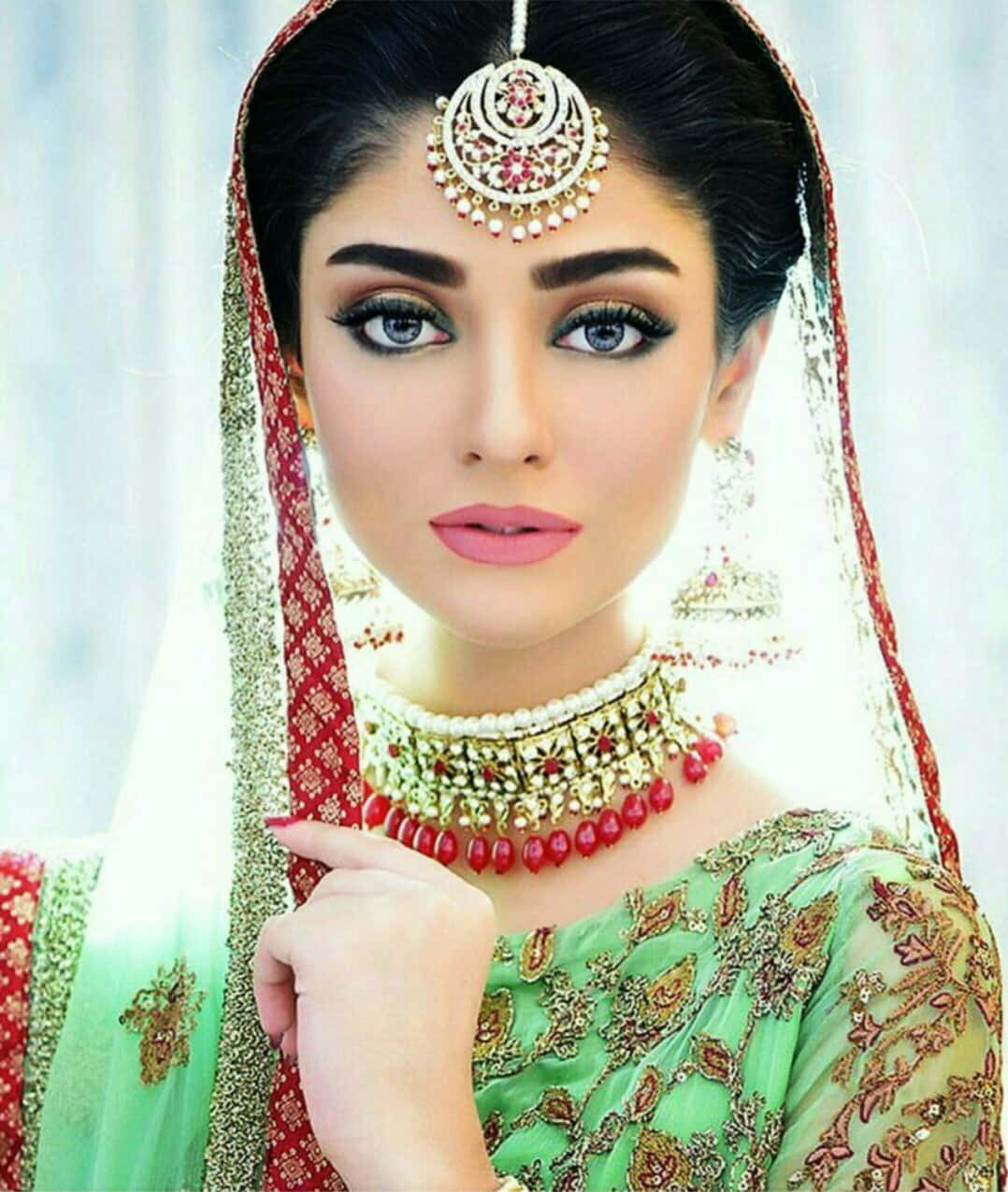 পাকিস্তানি মেয়ে নূর খানের সবুজ পোশাকের ছবি ওয়ালপেপার