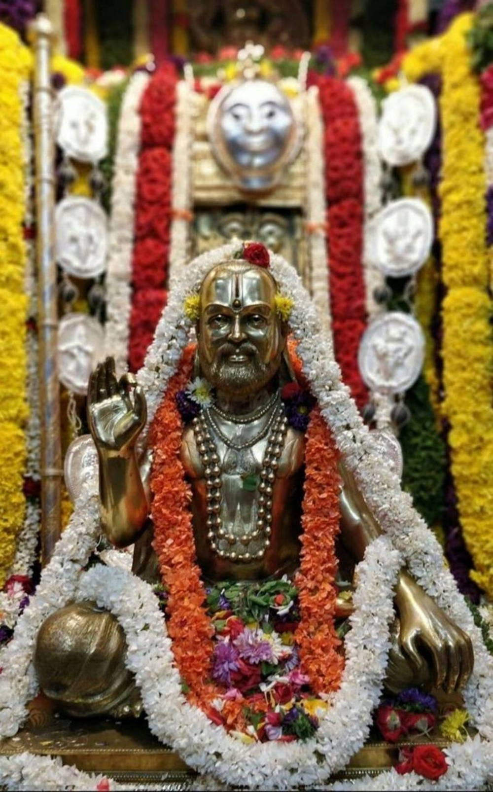 পুষ্পমাল্যশোভিত রাঘবেন্দ্রের মহিমান্বিত স্বর্ণমূর্তি ওয়ালপেপার