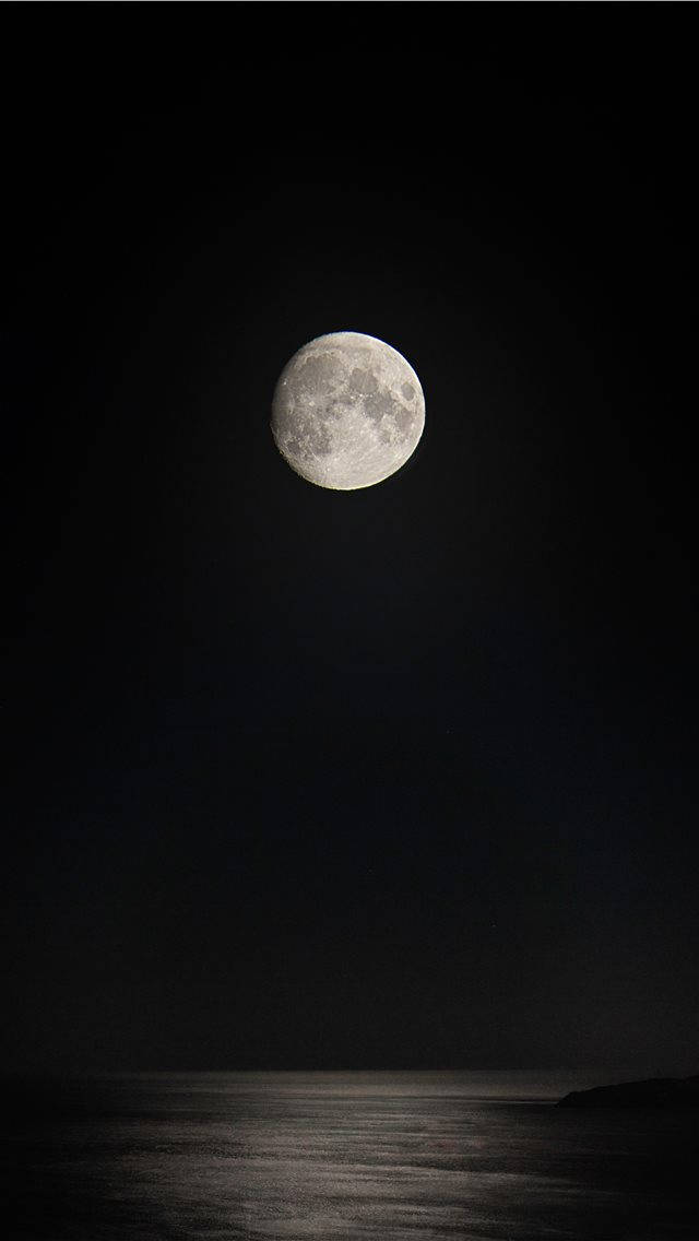 পূর্ণিমার চাঁদ আইফোন ডার্ক ওয়ালপেপার