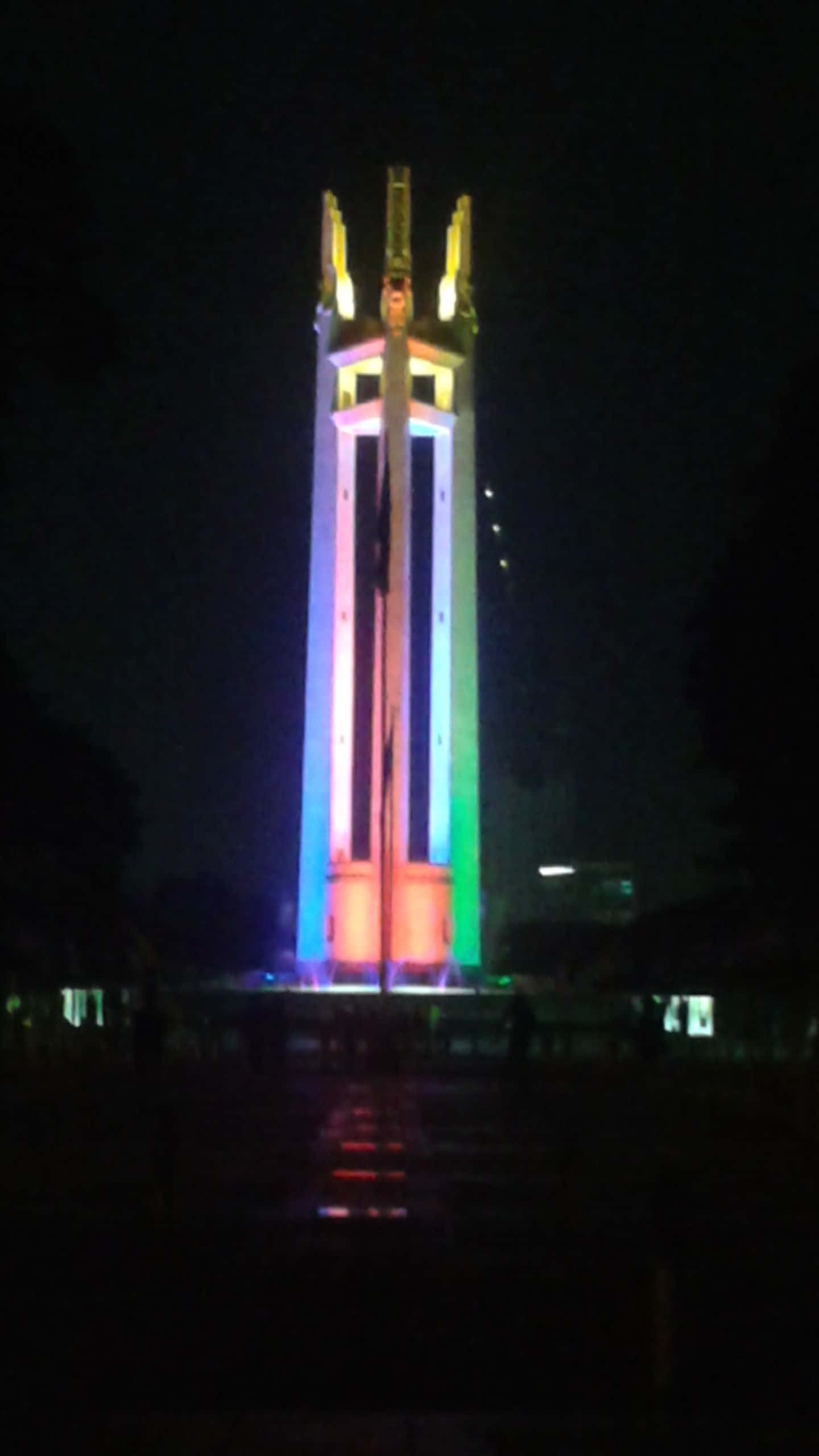 প্রতিফলনে জ্বলজ্বলে সূর্যাস্ত ওয়ালপেপার