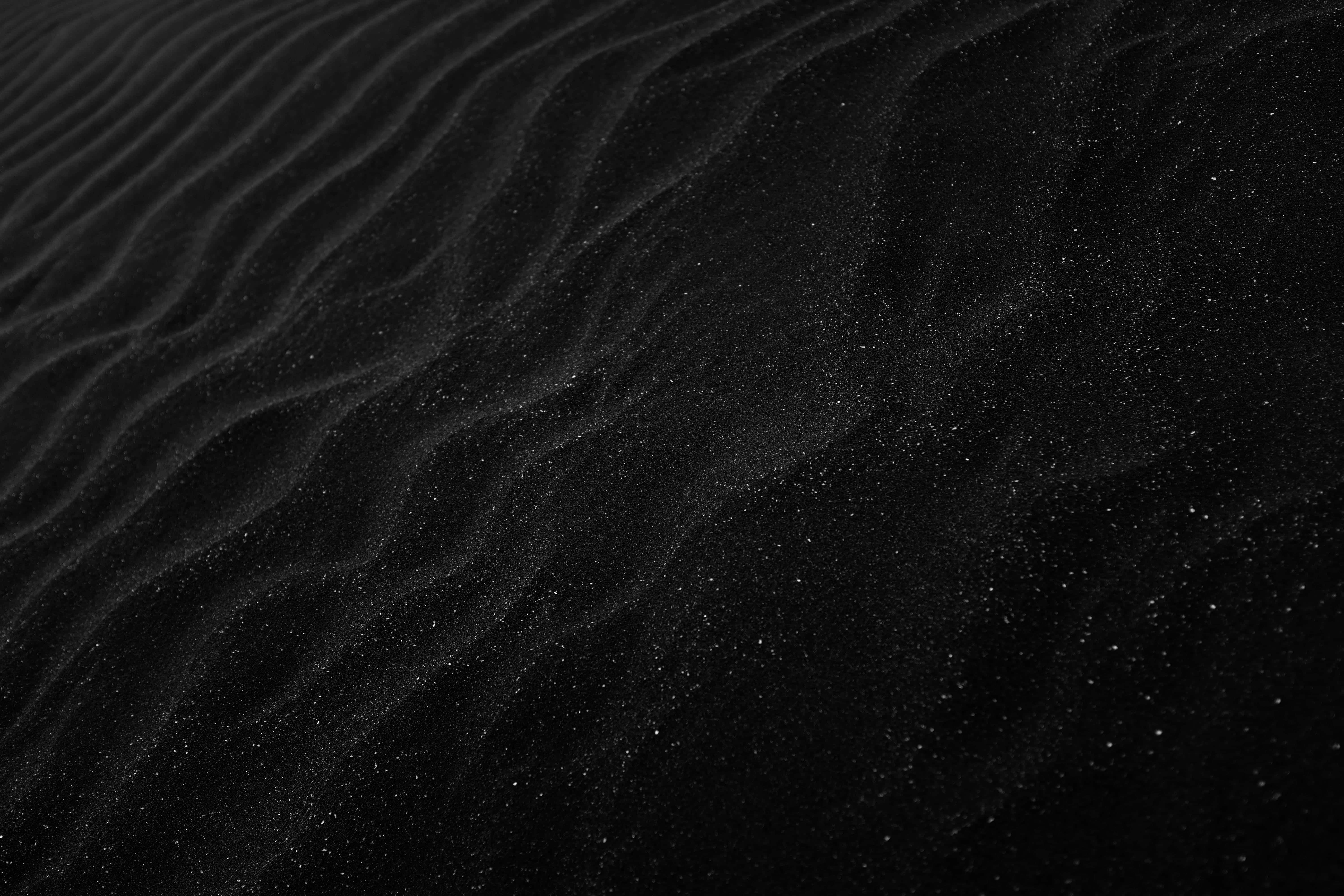 প্লেইন কালো ডেস্কটপ যার সাথে বালির ঢিবি ওয়ালপেপার