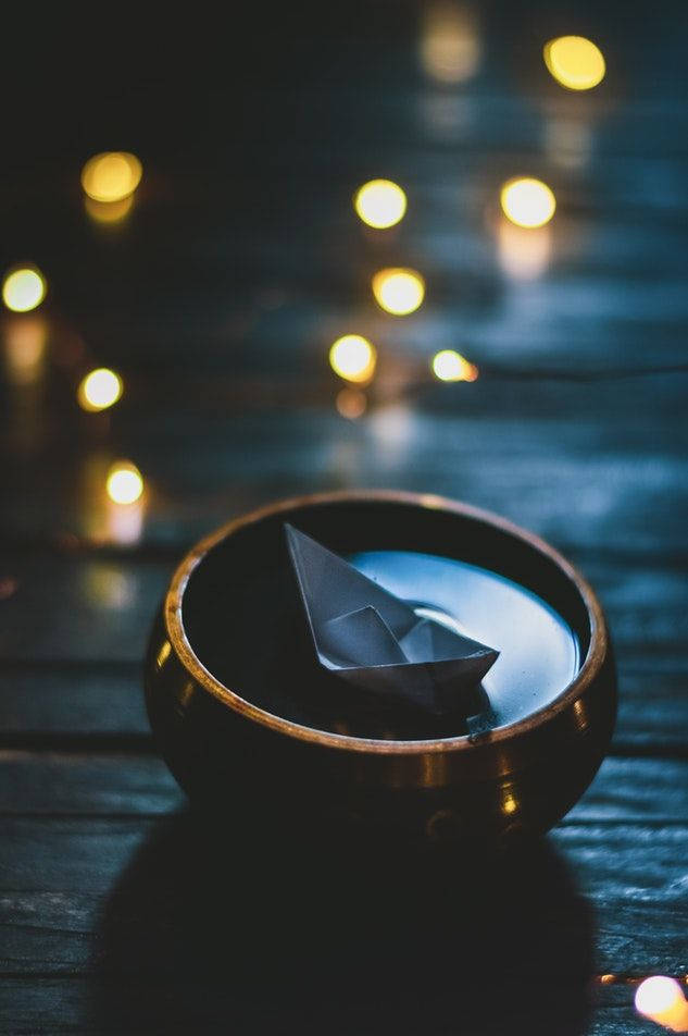 বাটিতে ভাসমান অরিগামি নৌকা