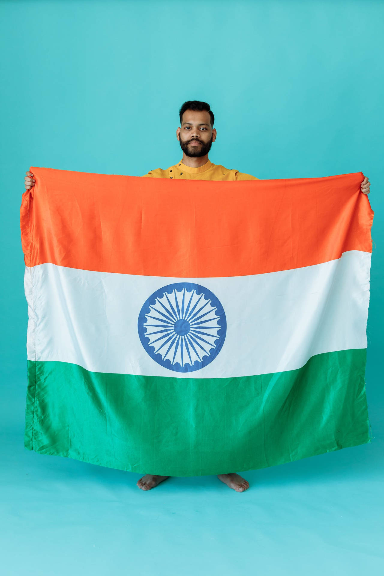 বিনামূল্যে ভারতের পতাকা ধরা এক ব্যক্তির স্টক ফটো — মোবাইল জিআইএফ ওয়ালপেপার