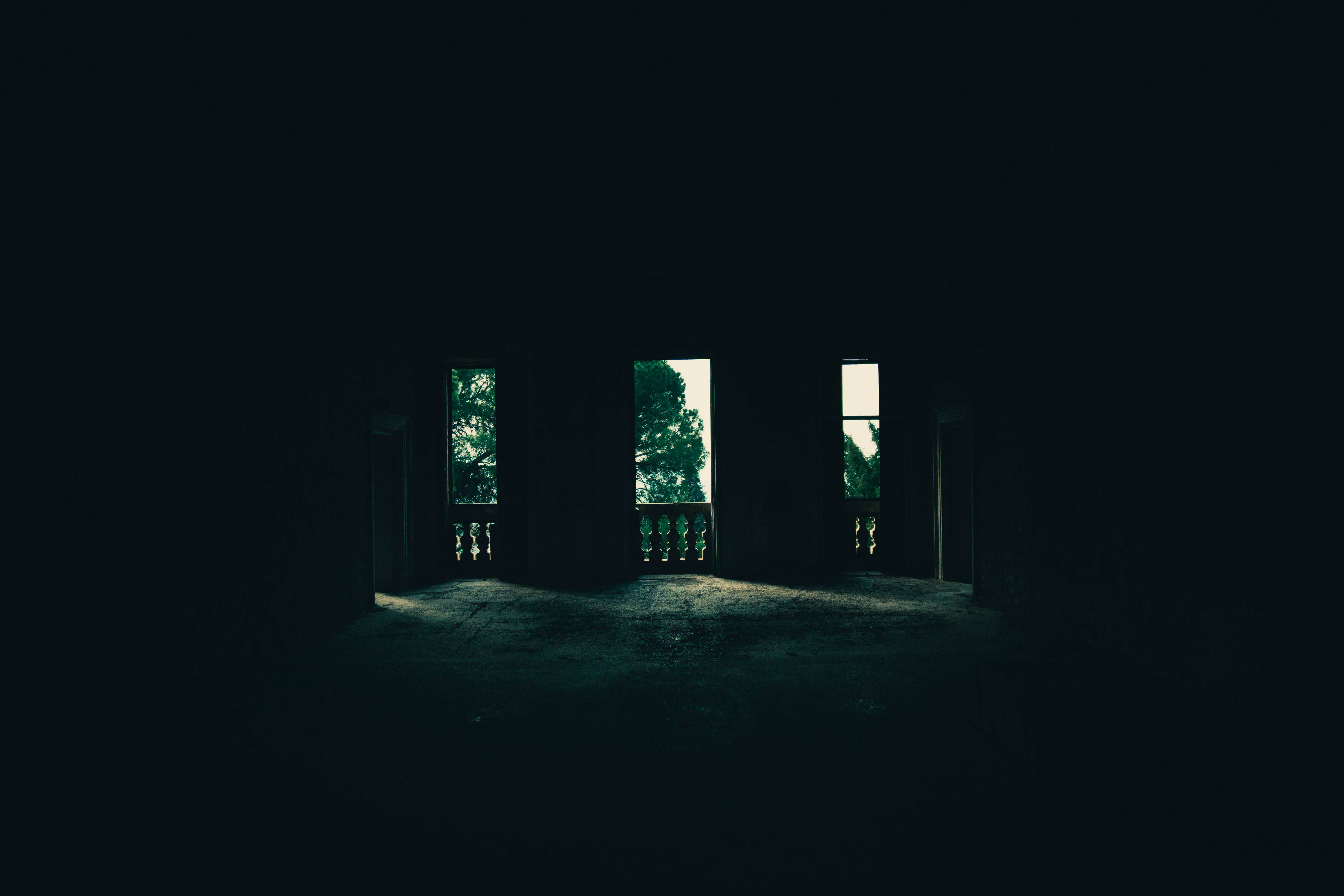 ভুতুড়ে ম্লান আলোয় আলোকিত বাড়ি ওয়ালপেপার