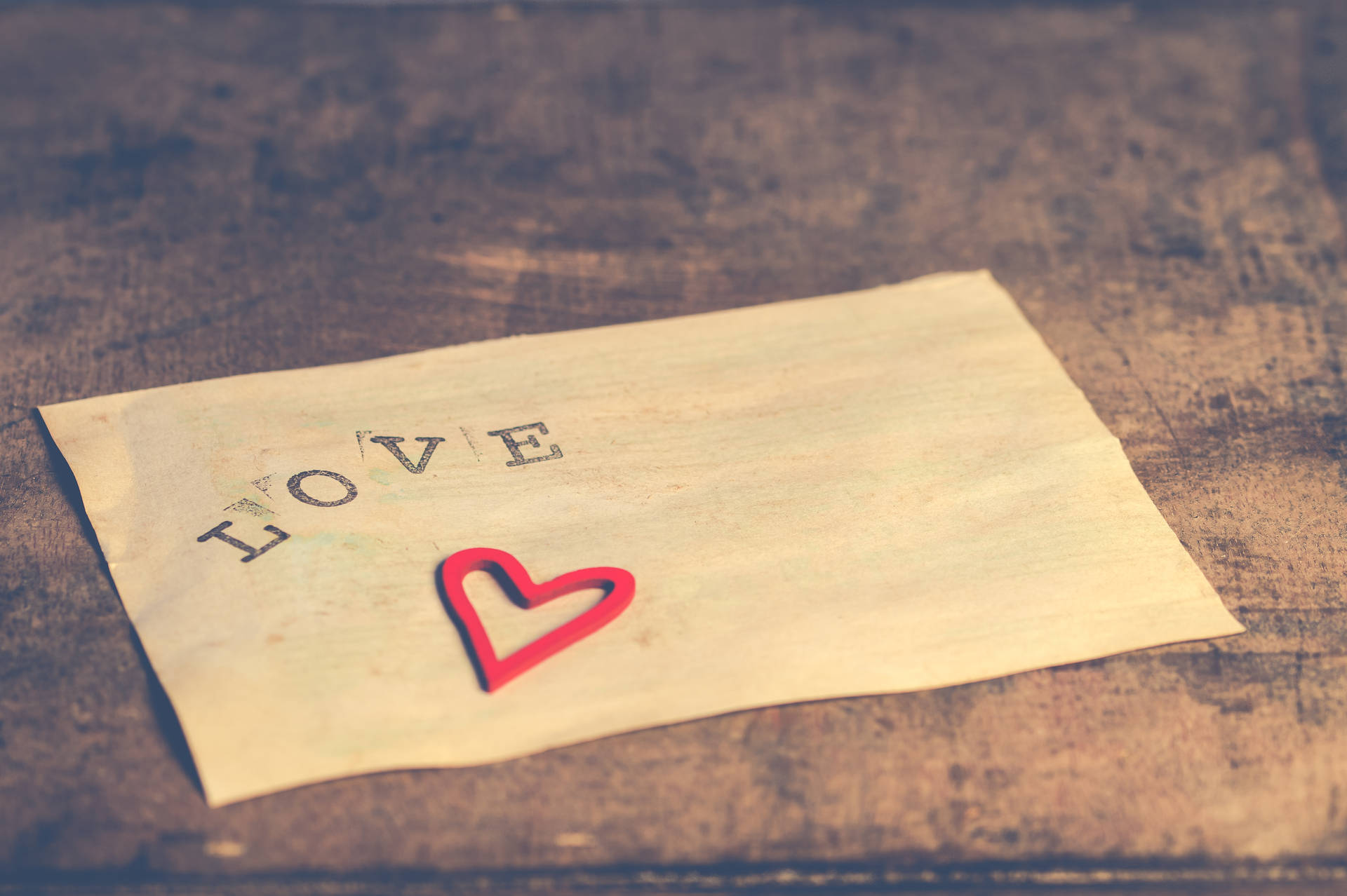 চিঠি যাতে "Love" শব্দটি টাইপ করা আছে এবং ভ্যালেন্টাইনস ডে-তে প্রেম স্বীকারের জন্য একটি ছোট লাল হৃদয় স্টিকার। — ভালোবাসা ওয়ালপেপার