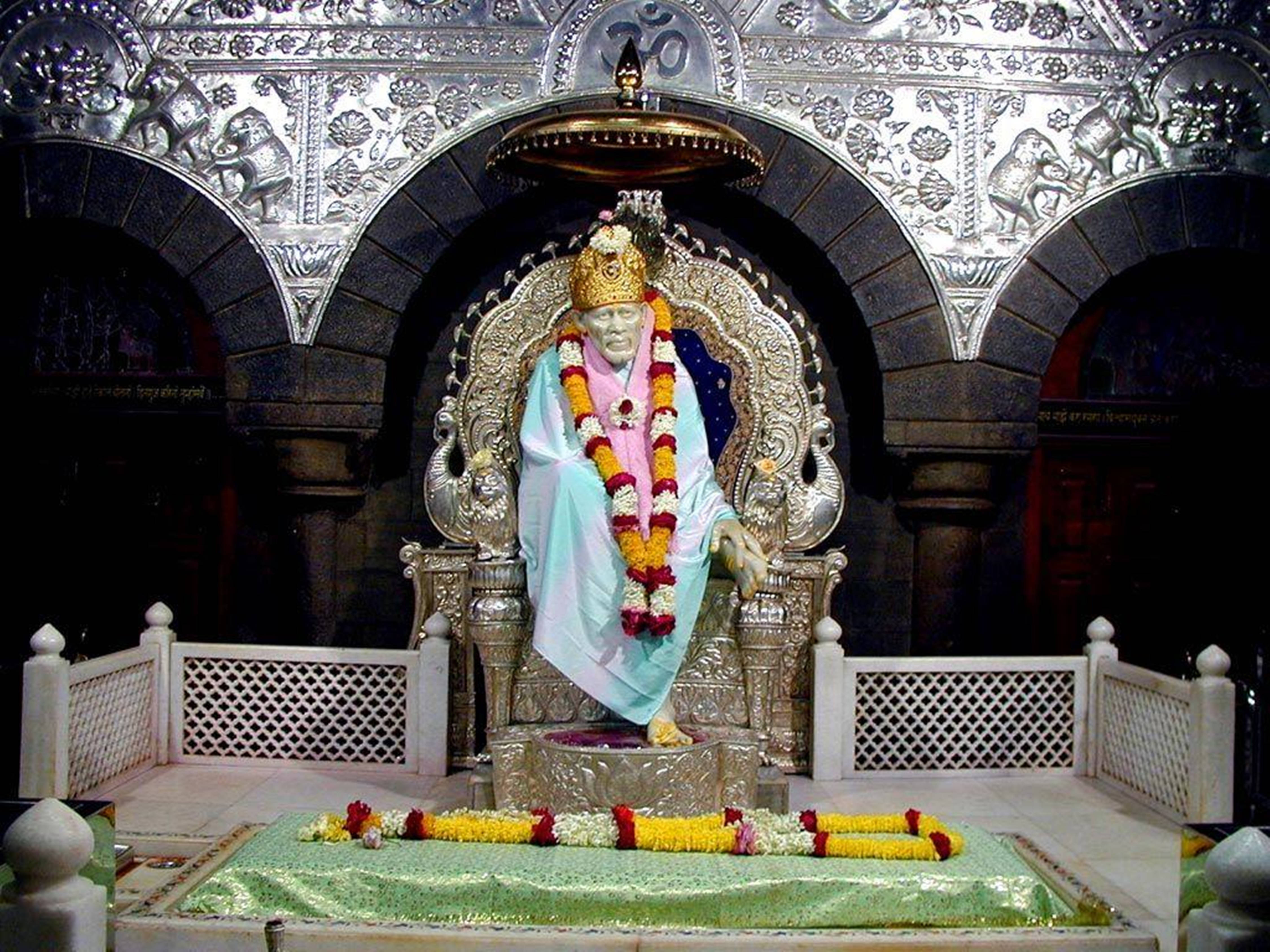 মসজিদের ভিতরে সাঁই বাবার রাজসিক মূর্তি ৪K কোয়ালিটিতে ওয়ালপেপার