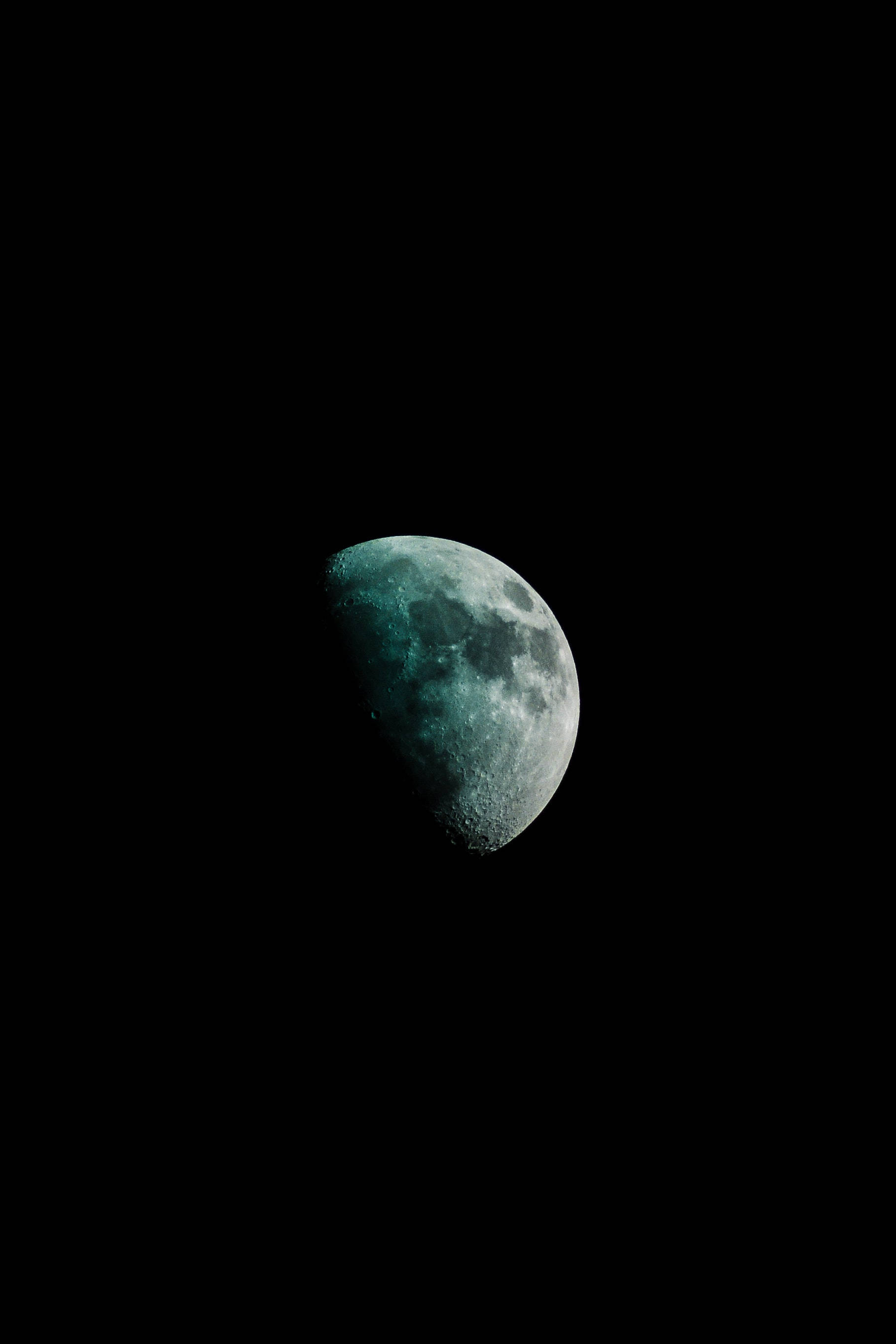 মহাকাশে চাঁদ 4K ফোন ওয়ালপেপার