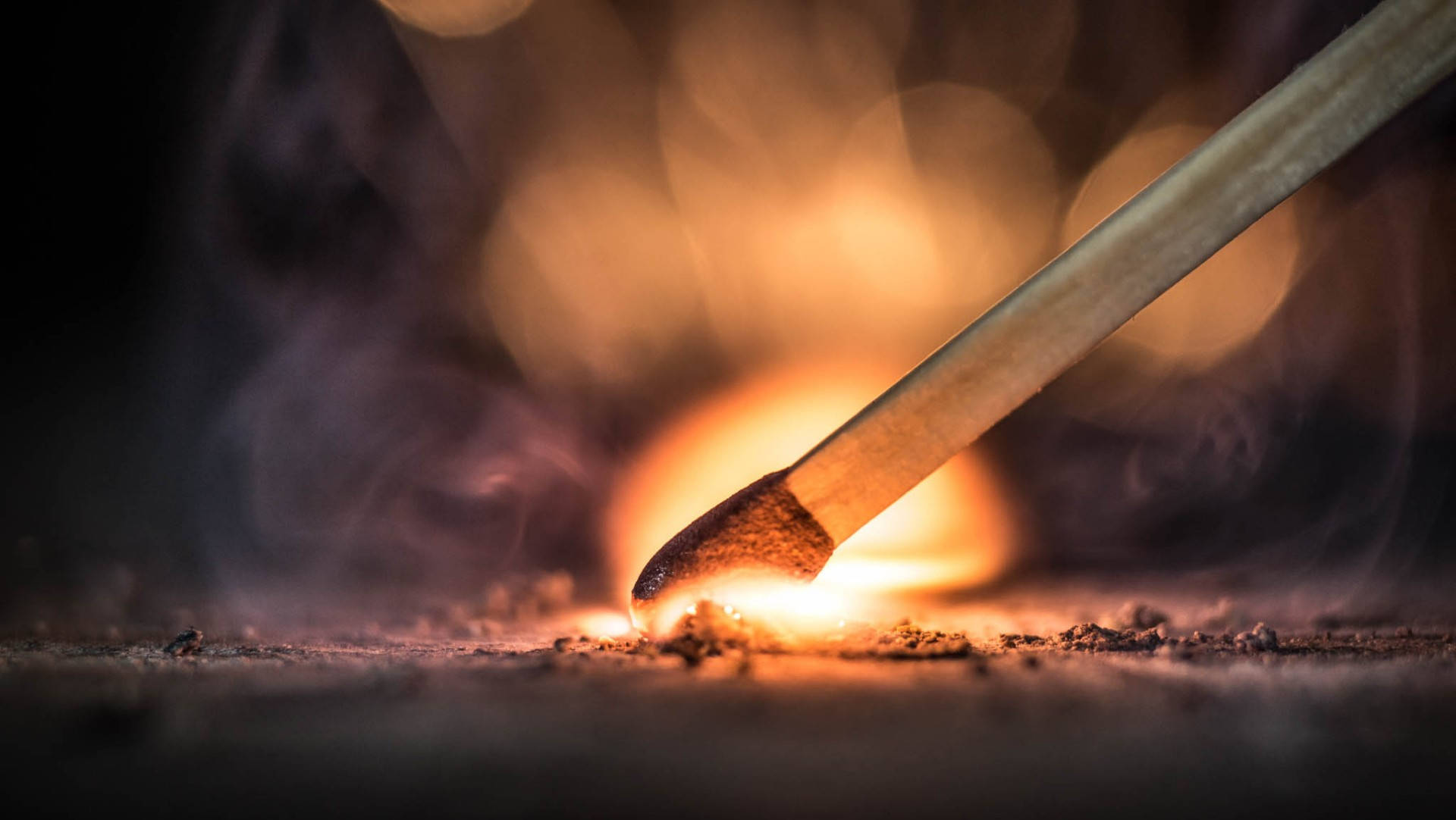 মাচ জ্বালানো হচ্ছে ওয়ালপেপার