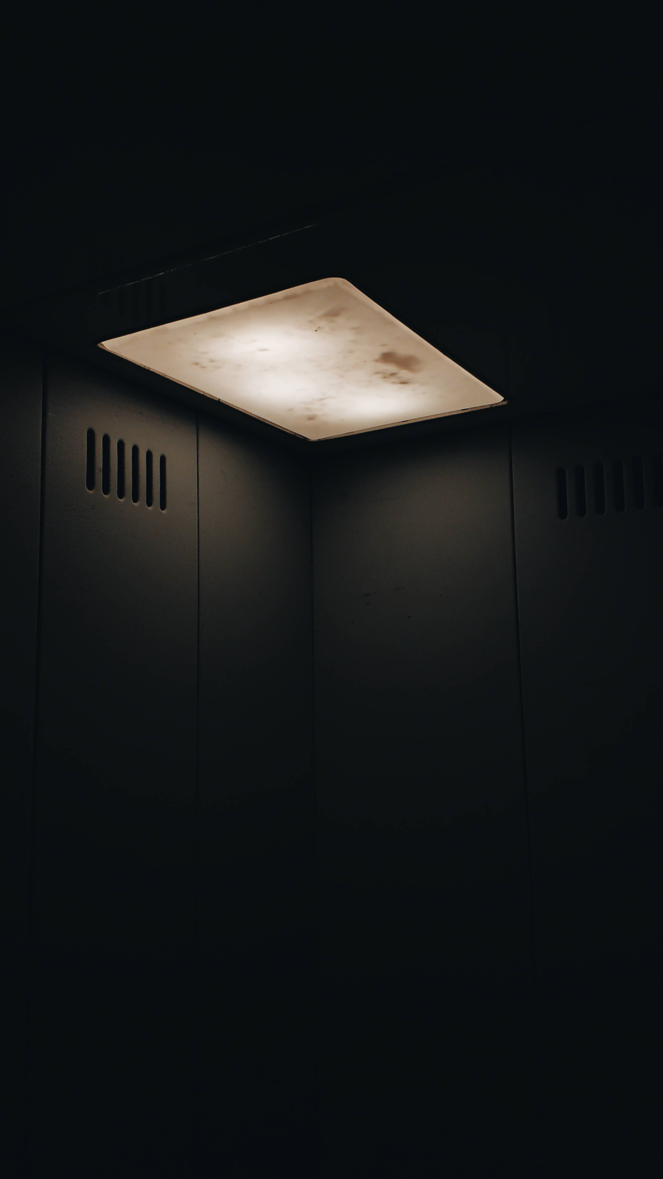 ম্লান আলোয় এক্সপ্রেসে চড়া ওয়ালপেপার