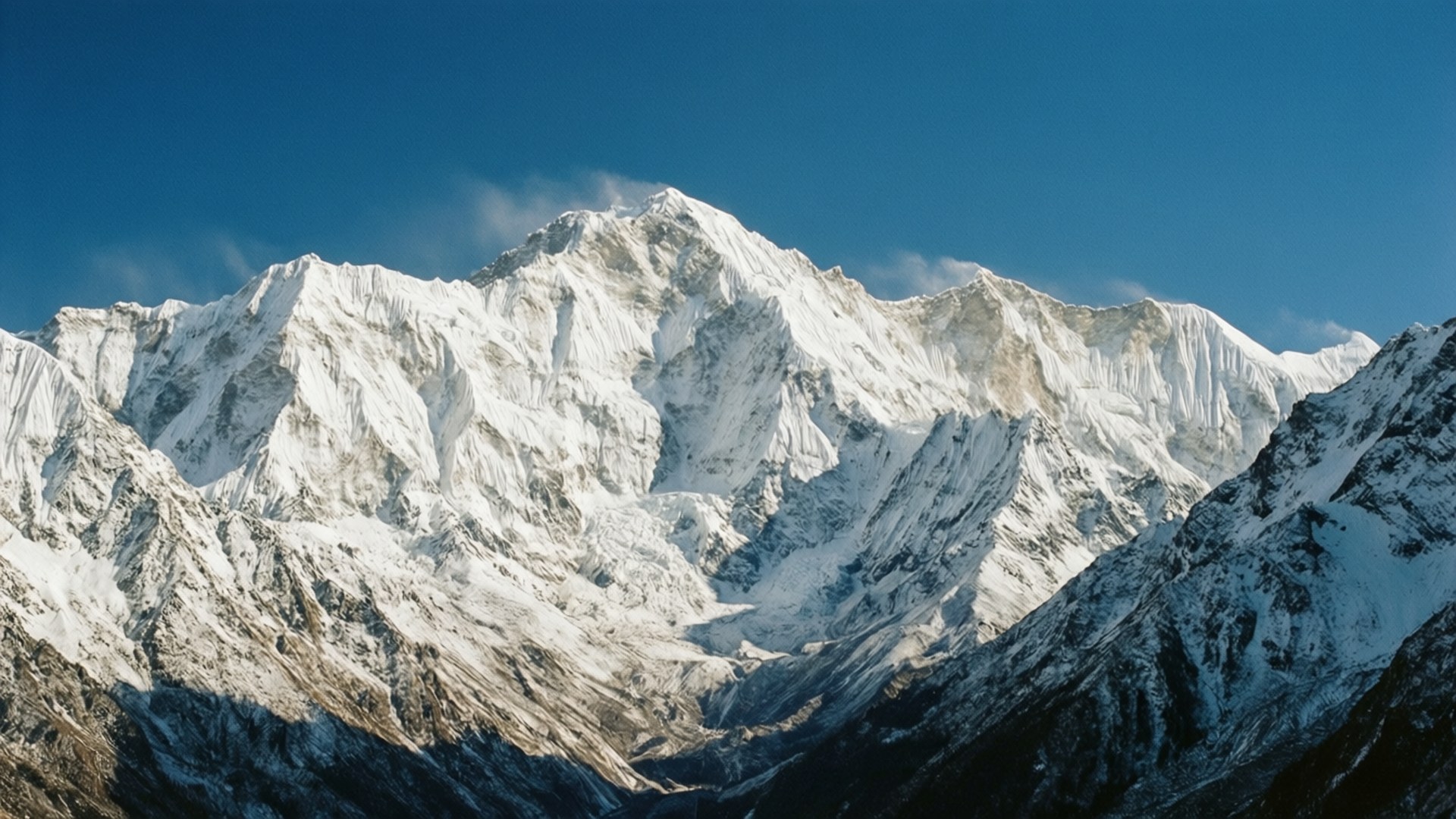 রাজকীয় তুষার শৃঙ্গ ওয়ালপেপার