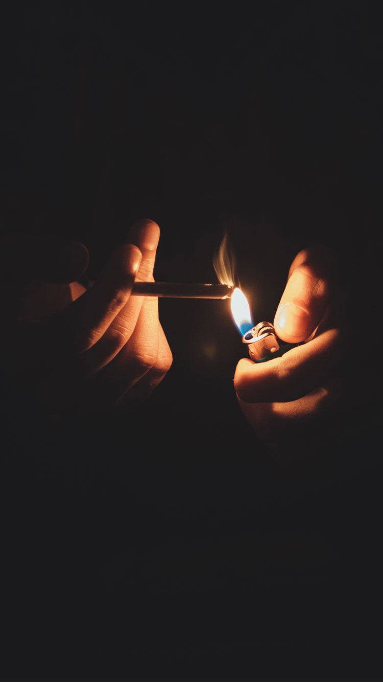 অন্ধকারে জ্বলানো সিগারেট আইফোন ওয়ালপেপার