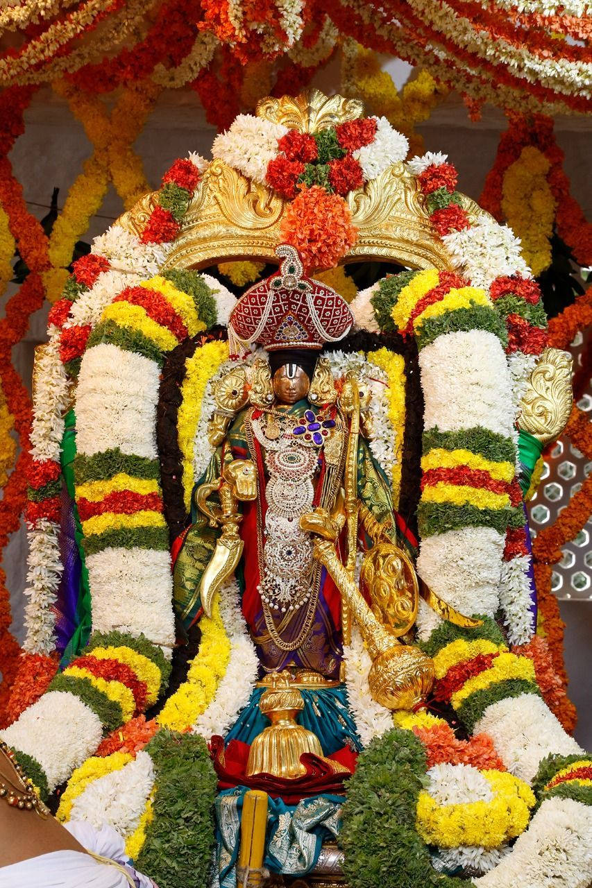 সজ্জিত তিরুপতি বালাজি বেদি ওয়ালপেপার