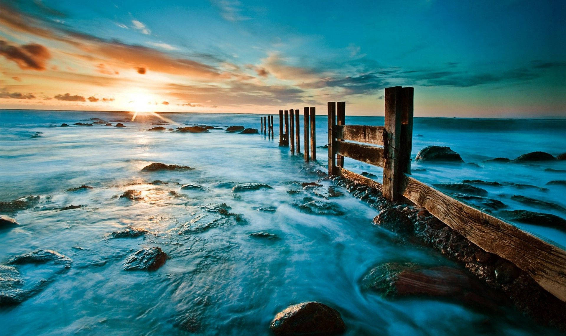 সাগরের ওপর সবুজ আকাশ ওয়ালপেপার