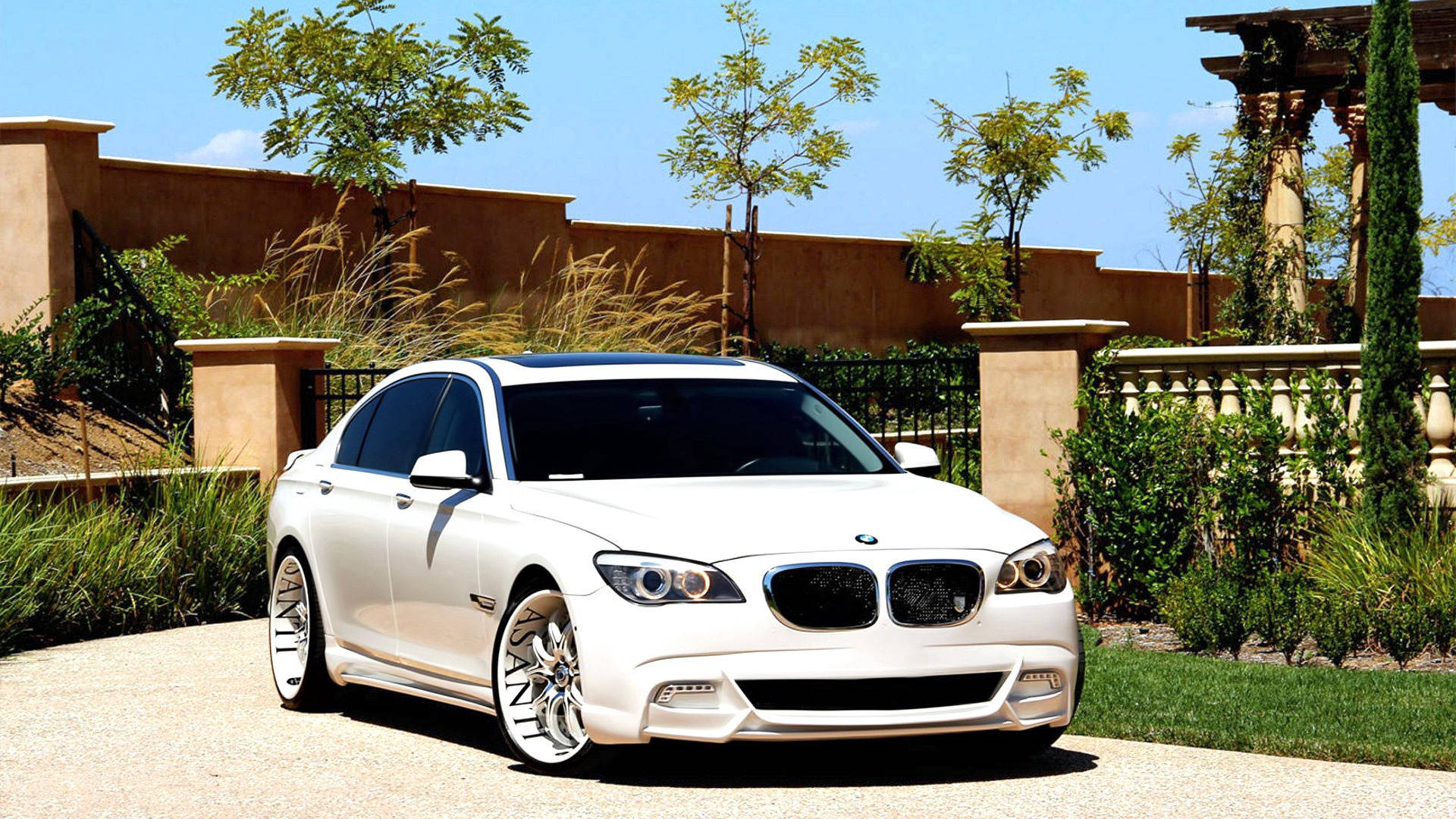 সাদা BMW 7 F01 গাড়ি Asanti টিউনিং সহ গেটে ওয়ালপেপার — বিএমডব্লিউ ওয়ালপেপার