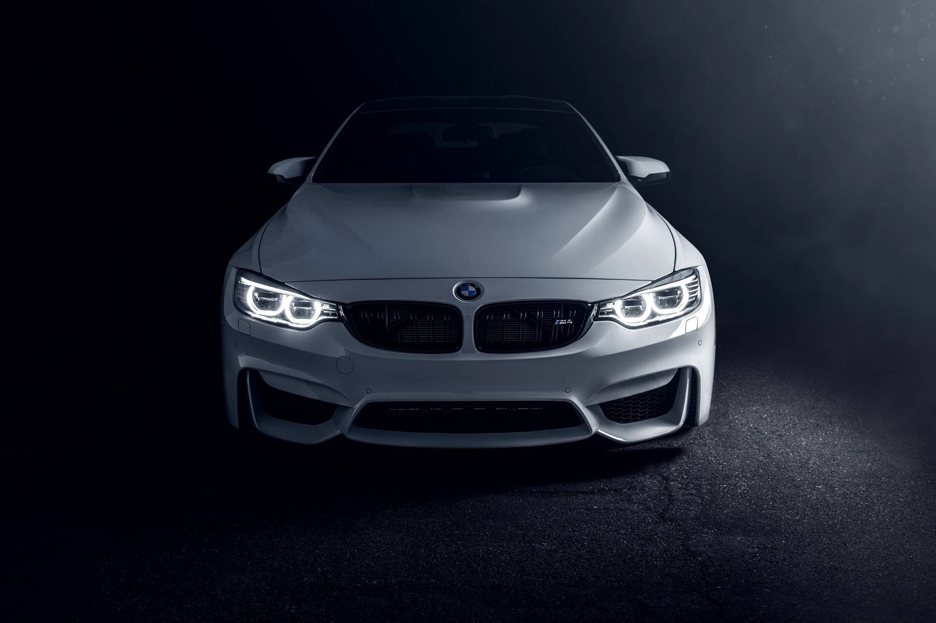 সাদা M4 BMW ল্যাপটপ — গাড়ি জিআইএফ ওয়ালপেপার