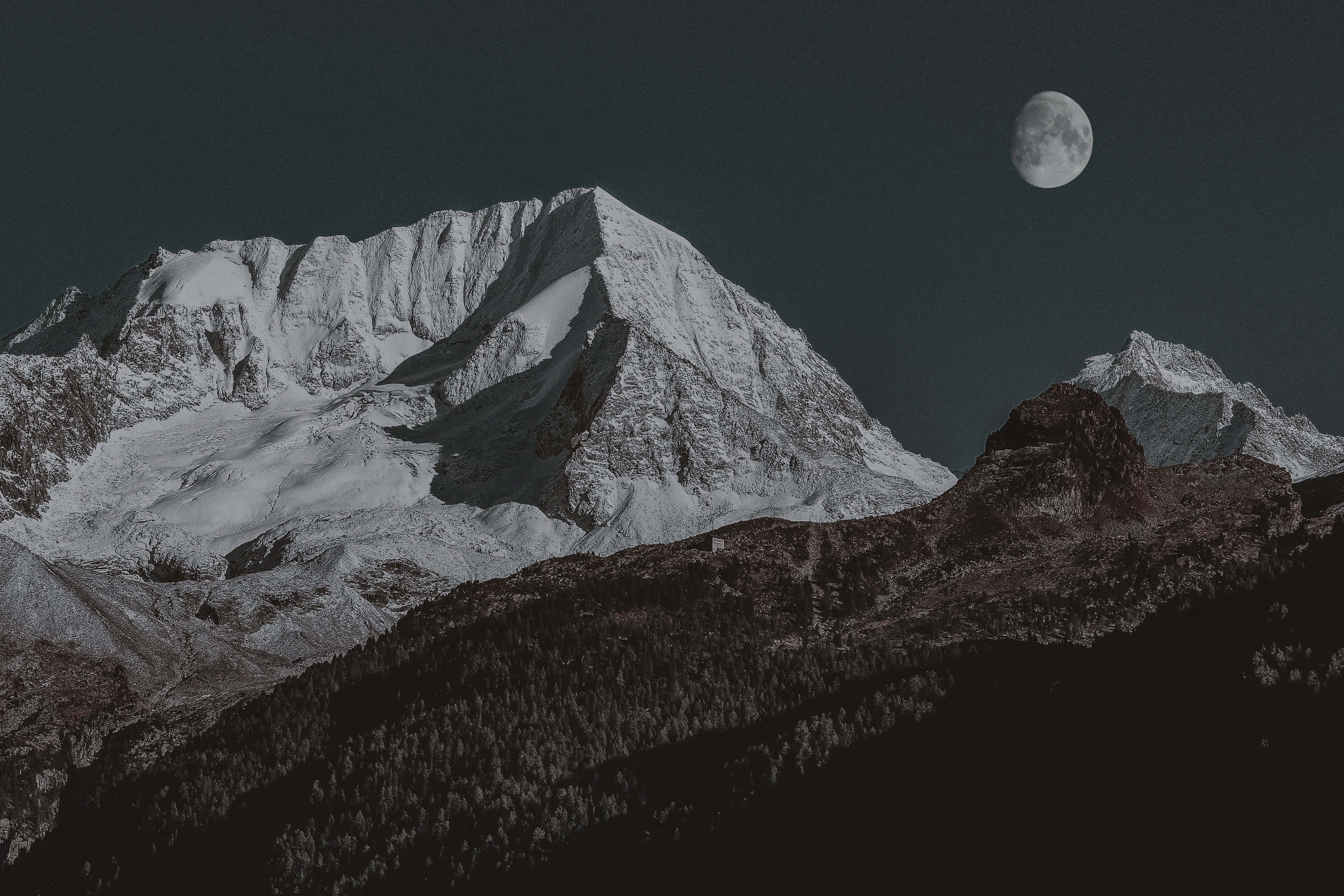 সাদা পাহাড়ের সাথে চাঁদের ছবি ওয়ালপেপার