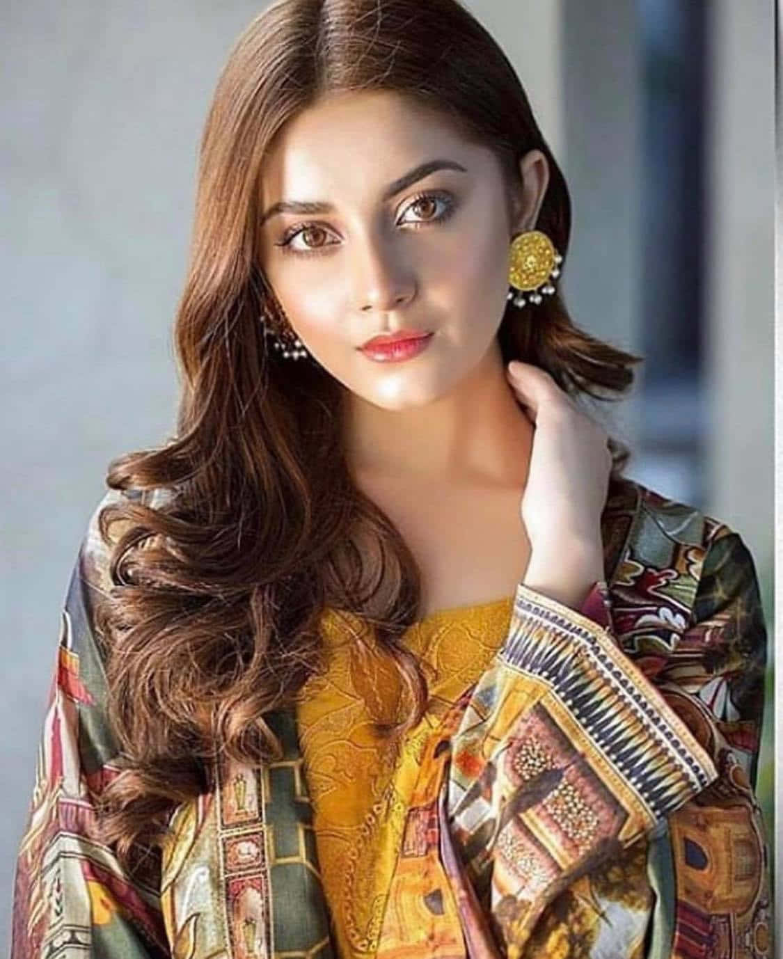 সুন্দর পাকিস্তানি মেয়ে ঐতিহ্যবাহী পোশাকে পোজ দিচ্ছে ওয়ালপেপার