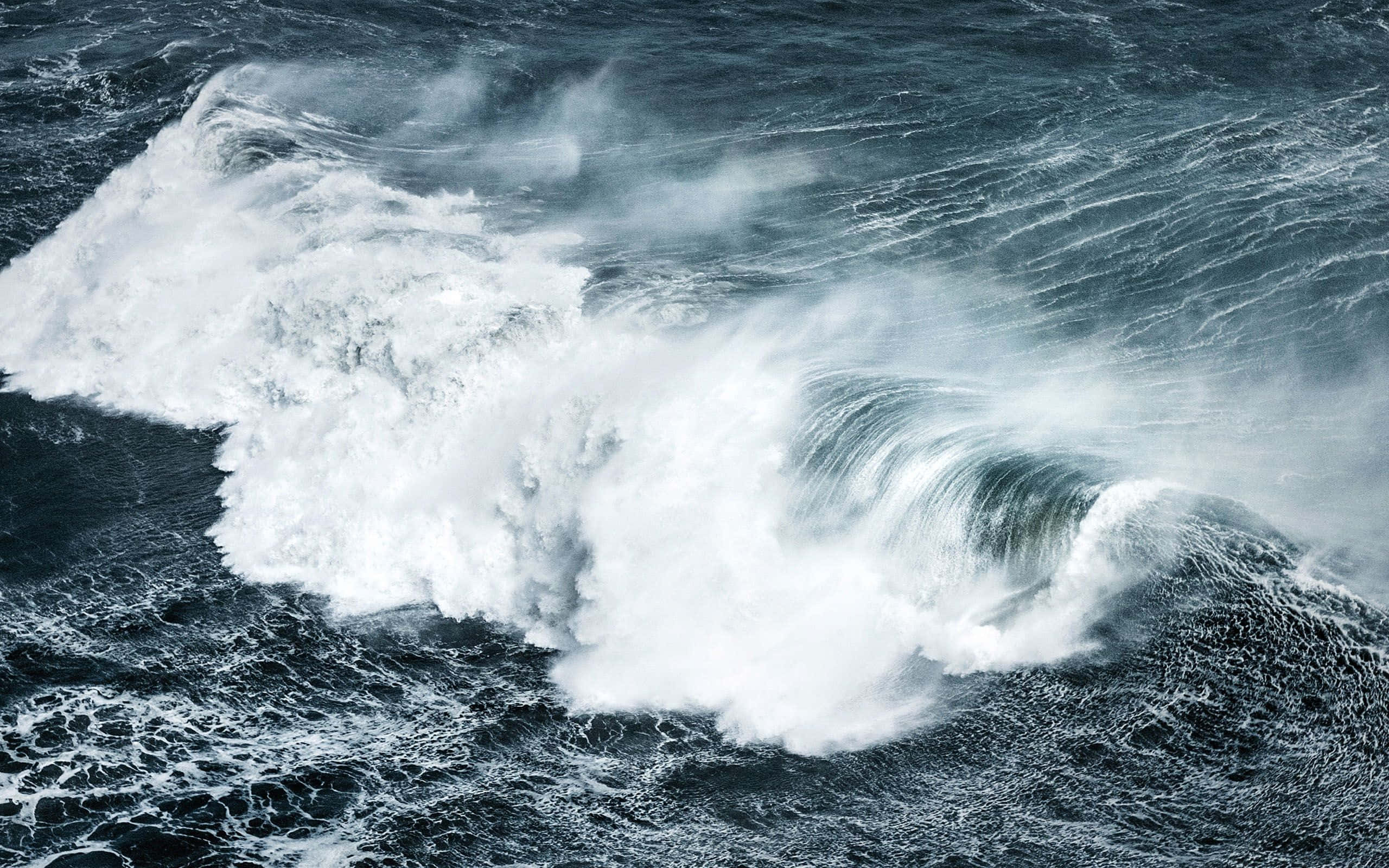 সূর্যাস্তে সমুদ্রের ঢেউয়ের আছড়ে পড়া ওয়ালপেপার