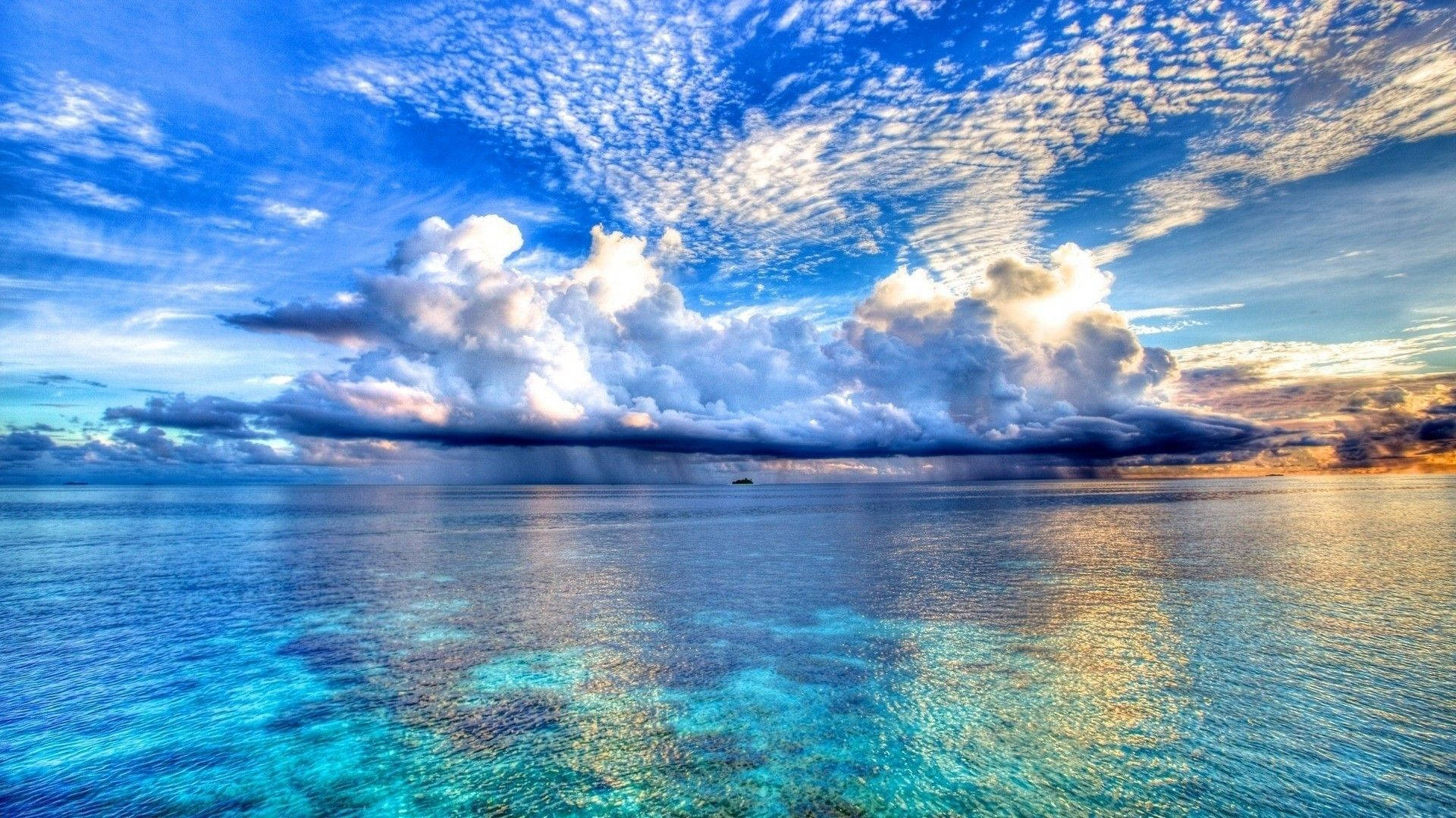 সৌন্দর্যময় সমুদ্র ও মেঘলা আকাশ ওয়ালপেপার