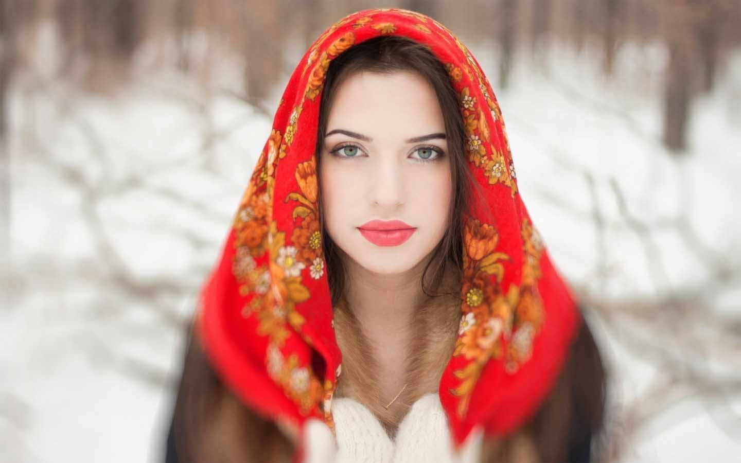 হিজাব পরিহিত মেয়ে তুষারে ওয়ালপেপার