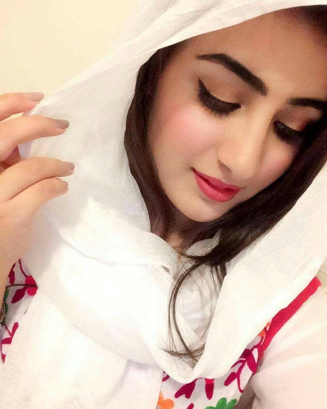 হিজাবী মেয়ের সাদা হিজাবে সেলফি ওয়ালপেপার