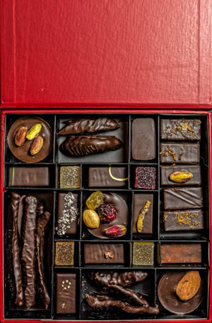 Chocolates in red box wallpaper. — Honor MagicPad 3 Pro 12.3 ওয়ালপেপার