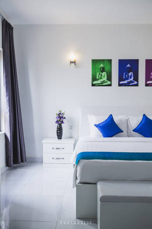 Serene White Bedroom with Blue Accent Pillows — জিয়াওমি প্যাড ৯ প্রো ওয়ালপেপার