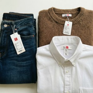 ট্যাগ সহ Uniqlo পোশাকের ফ্ল্যাট লে। — গ্যালাক্সি ওয়াচ ওয়ালপেপার