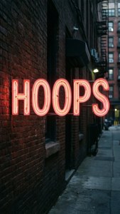 শহুরে নিয়ন সাইন যেখানে HOOPS শব্দটি রয়েছে — বাস্কেটবল জিআইএফ ওয়ালপেপার