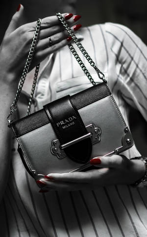 প্রাডা ওম্যান উইথ রেড নেইলস ওয়ালপেপার — গ্যালাক্সি ট্যাব ওয়ালপেপার