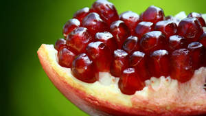 বীজ উন্মুক্ত করা ডালিম ফল — গাঢ় লাল ওয়ালপেপার