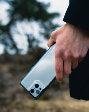 যুবক Oppo ডিভাইস সহ
