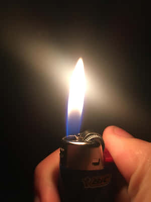 লাইটারের ছবি — ৩:৪ ওয়ালপেপার