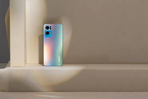 ছায়ার বিপরীতে রঙিন Oppo স্মার্টফোন