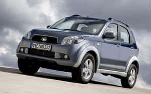 রাস্তায় মসৃণ ও স্টাইলিশ Daihatsu — ম্যাকবুক প্রো M1 ওয়ালপেপার