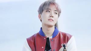 লাল এবং সাদা জ্যাকেট পরা সুন্দর BTS J-Hope — কিউট বিটিএস ওয়ালপেপার
