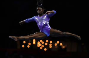 Simon Biles Splitting Midair wallpaper — পরিষ্কার ওয়ালপেপার